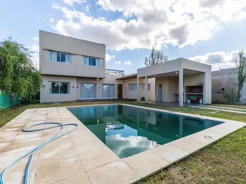 VENTA- CASA DE 3 DORMITORIOS CON QUINCHO Y PILETA- BARRIO RESIDENCIAL ABIERTO EL MOLINO - ROLDÁN.