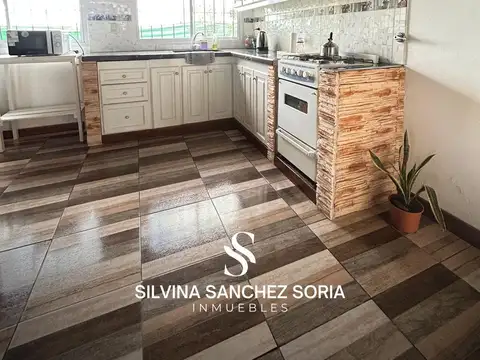 Casa 4 ambientes con 2 baños