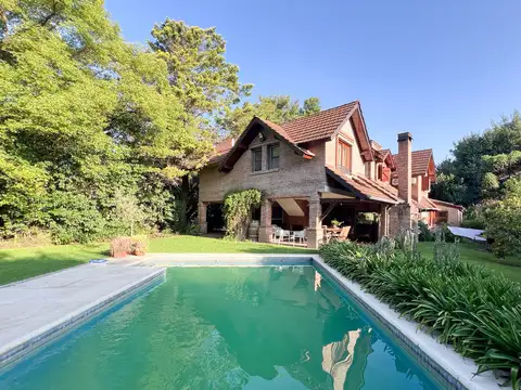 Venta de casa 7 ambientes sobre espectacular lote de 1478 m² en Tortugas Country Club