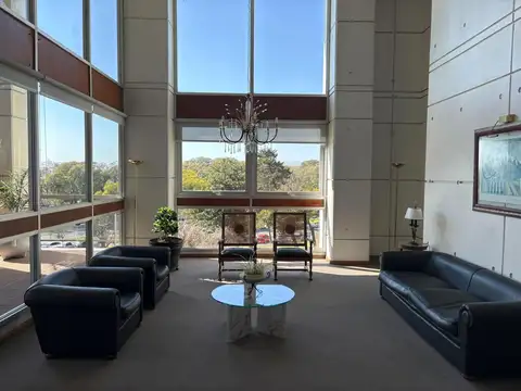 OPORTUNIDAD Imponente departamento con vista franca al río