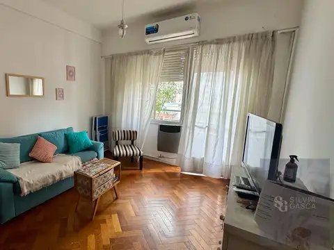 Venta Departamento en Balvanera con balcon al frente baño y toilette.