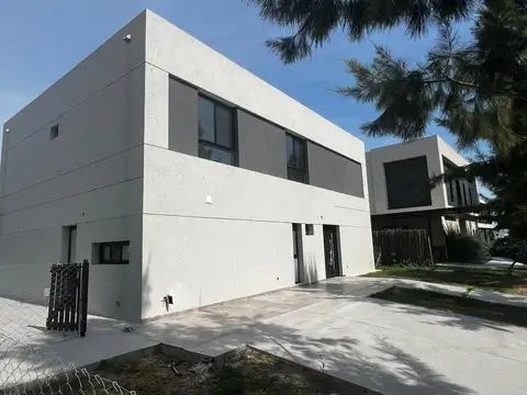 Casa 6 ambientes con 4 baños