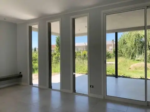 Casa 6 ambientes con 4 baños