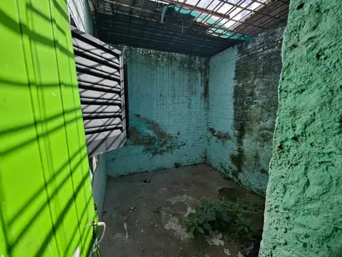 CASA 2 DORMITORIOS C/COCHERA A ALBERDI A RESTAURAR