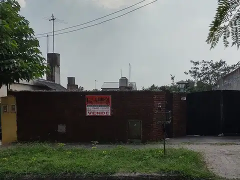 LOTE 10 x 30 CON CASA SENCILLA Y CIMIENTOS PARA CONSTRUCCION