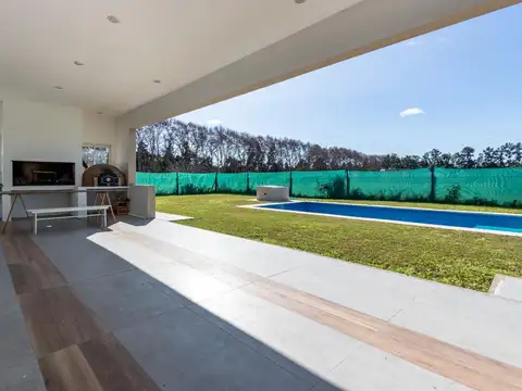 Casa en Alquiler con 2 cocheras