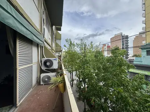 Departamento en venta tipo duplex de 2 dormitorios con balcón al frente - APTO CREDITO