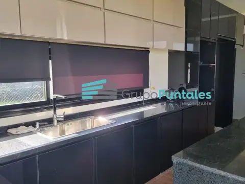 Casa en Barrio Lagos de Canning con excelentes detalles de terminación y piscina