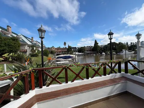 Marina Del Sol, Escalada 2400