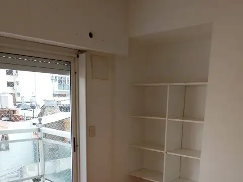 Villa Urquiza R Baunes 2026 Excelente ubicación a 1 cuadra  Centro Comercial y Estación subte Echeverría Línea B. Monoambiente contra frente con balcón Vista abierta.