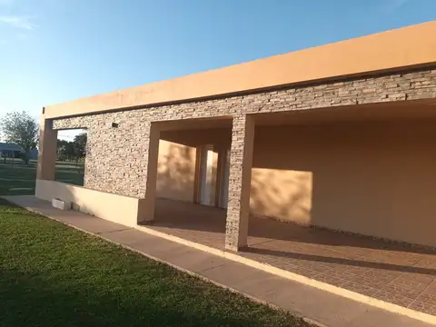 VENTA DE HOSPEDAJE MÁS QUINCHO CON GRAN PARQUE