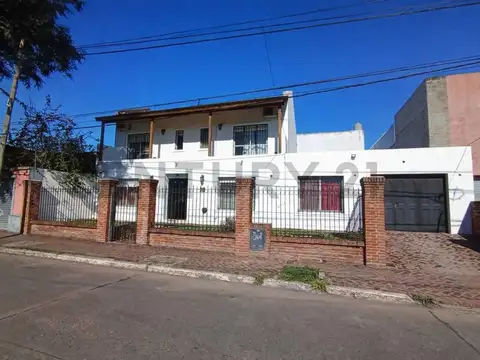 VENTA CASA 5 AMBIENTES CON PILETA, PARQUE Y GARAJE EN PILAR CENTRO.