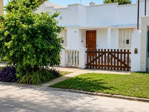 OPORTUNIDAD CASA 3 AMB C FONDO A RECICLAR HAEDO