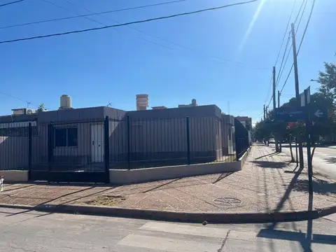 Casa esquina 2 dorm + patio + cochera | 222 m² lote