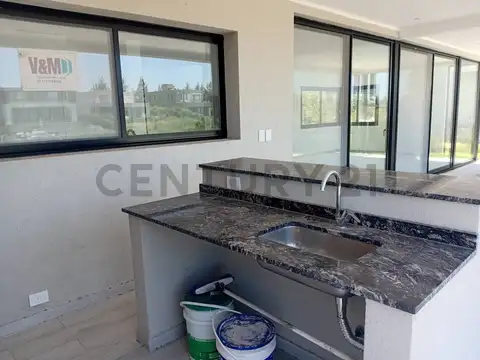 Casa en Venta con 3 cocheras