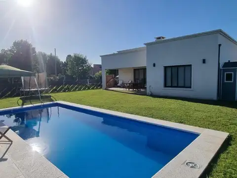 Se Vende hermosa casa de 5 ambientes en Santa Elisa