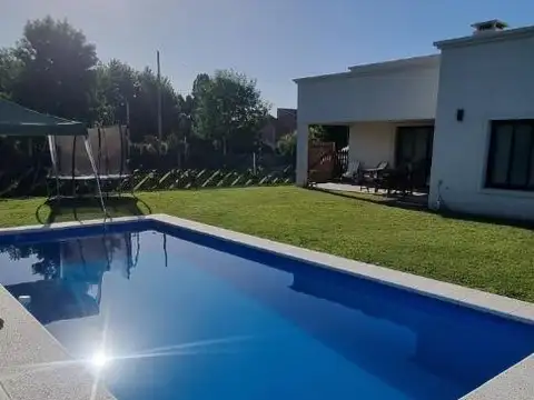 Casa en Venta con 3 cocheras
