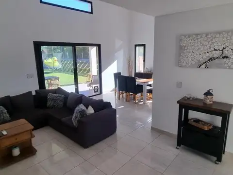 Casa en Venta con 3 cocheras