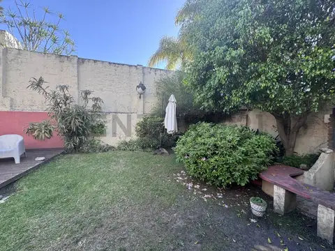 VENTA CASA 6 AMBIENTES CON JARDÍN Y GARAGE DOBLE A RECICLAR EN VILLA DEVOTO