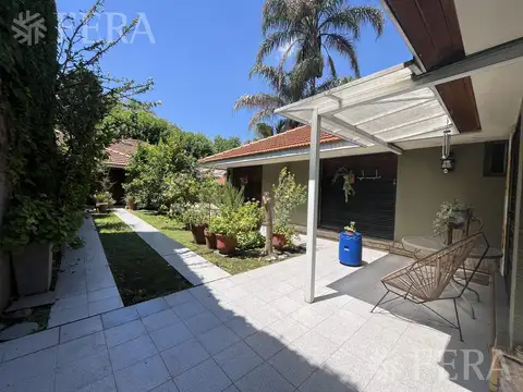 Venta de Casa 3 ambientes con Jardín y Cochera en Bernal