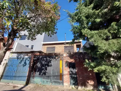 CASA EN LOTE PROPIO 4 A,MBIENTES CON GARAGE A RECICLAR - FONDO LIBRE - DEPARTAMENTO EN PRIMER PISO -
