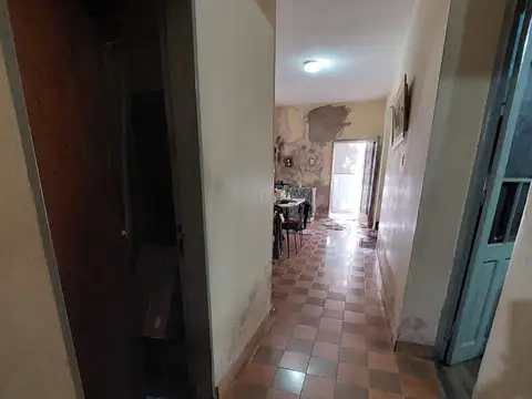 CASA EN LOTE PROPIO 4 A,MBIENTES CON GARAGE A RECICLAR - FONDO LIBRE - DEPARTAMENTO EN PRIMER PISO -