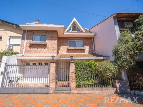Venta casa 5 amb, 3 pisos, con patio en Olivos