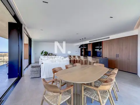 Vende apartamento con vista al mar, de 3 dormitorios en Punta del Este.