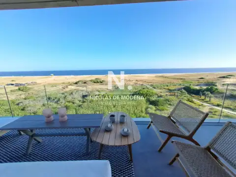Vende apartamento con vista al mar, de 3 dormitorios en Punta del Este.
