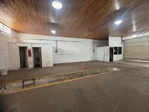 Local en alquiler sobre ruta 8 con fosa