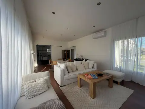 Casa 4 ambientes con 3 baños
