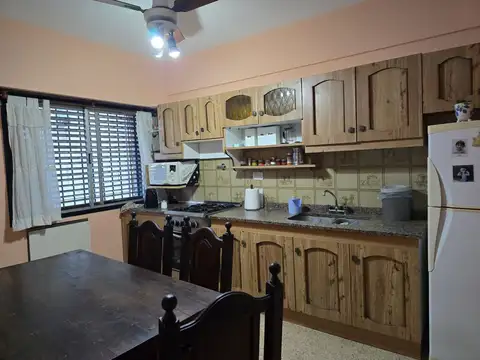 Chalet 5 ambientes con fondo libre. Burzaco