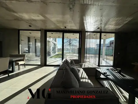 Casa 9 ambientes con 5 baños