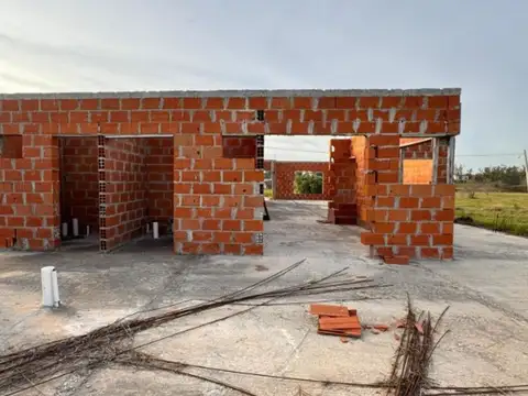 TERRENO CON CASA A TERMINAR  EN VENTA EN CARCARAES
