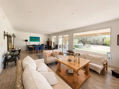 Casa en Venta con 2 cocheras