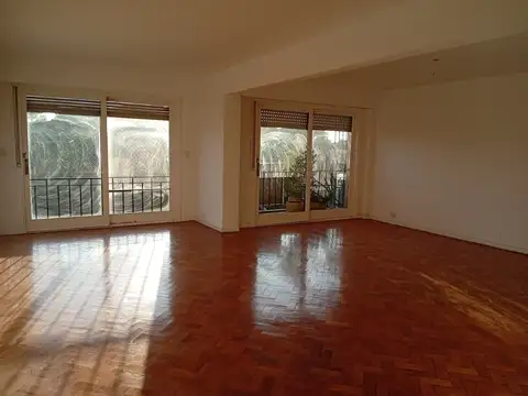 Espectacular semipiso al frente con balcon, vista a Parque 3 de Febrero .