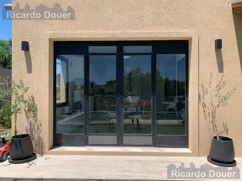 Casa en Alquiler con 2 cocheras