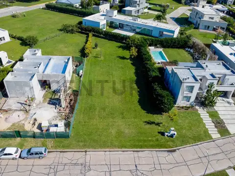 Avenida Fuerza Aérea 1400, Piso 0