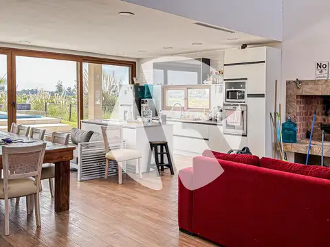 Casa en Venta con 2 cocheras