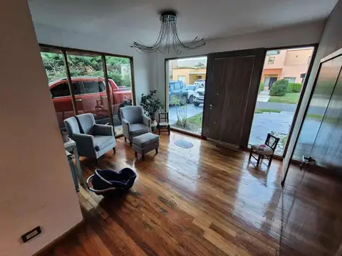 Casa 8 ambientes con 5 baños