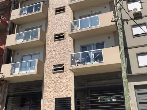 ALQUILER - Departamento 2 amb. al Frente con Cochera