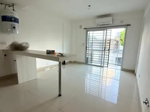 ALQUILER - Departamento 2 amb. al Frente con Cochera