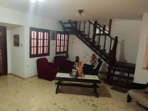 Casa 7 ambientes con 2 baños