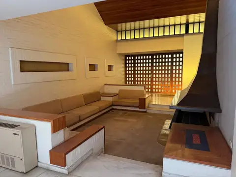 Casa en Alquiler con 2 cocheras