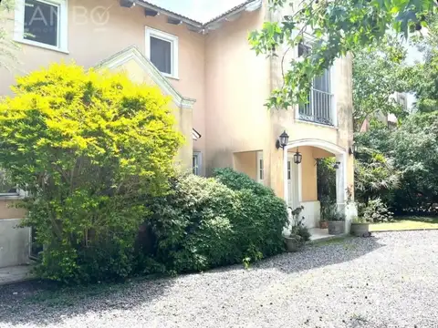 Casa en Venta con 4 cocheras