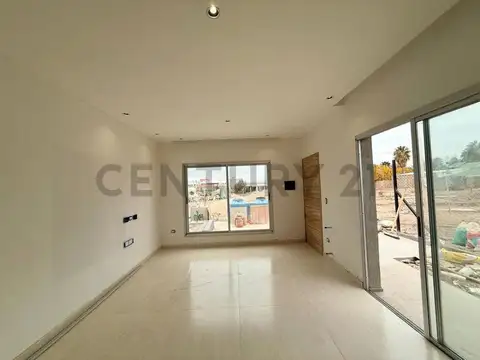 Casa 6 ambientes con 2 baños