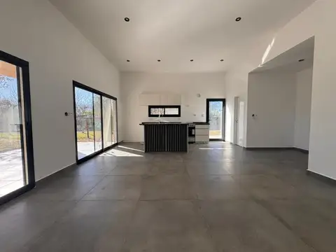 Casa 4 ambientes con 2 baños
