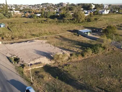 Amplio terreno nivelado, sobre ingreso a Victoria, ideal para comercio o desarrollo