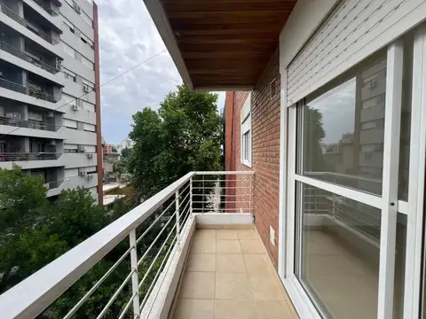 Depto. Alquiler. 1 Dorm. Impecable, con balcón al frente y aire acondicionado.