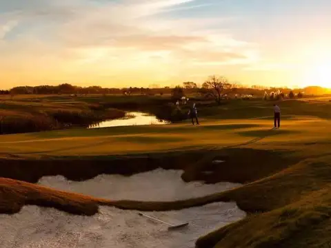 Casa en su mayoria en 1 planta, con Playroom, en el 1er piso. -Urdapilleta Propiedades